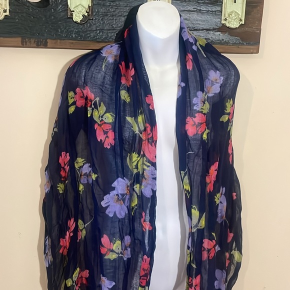 2/$30 Lands’ End Floral Loose Weave Crinkle Scarf - Picture 7 of 16